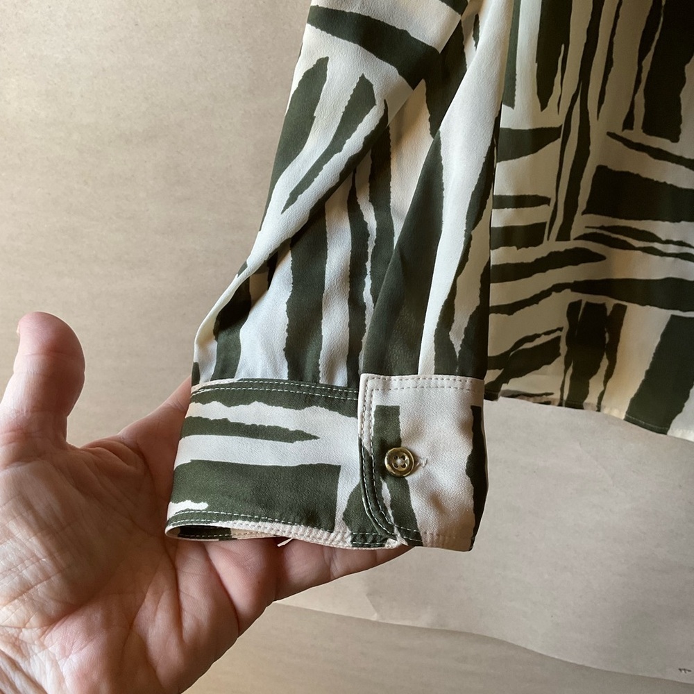 Banana Republic Heritage shirt. Olive and Cream Patterned. Front pockets. Size M - Picture 2 of 12